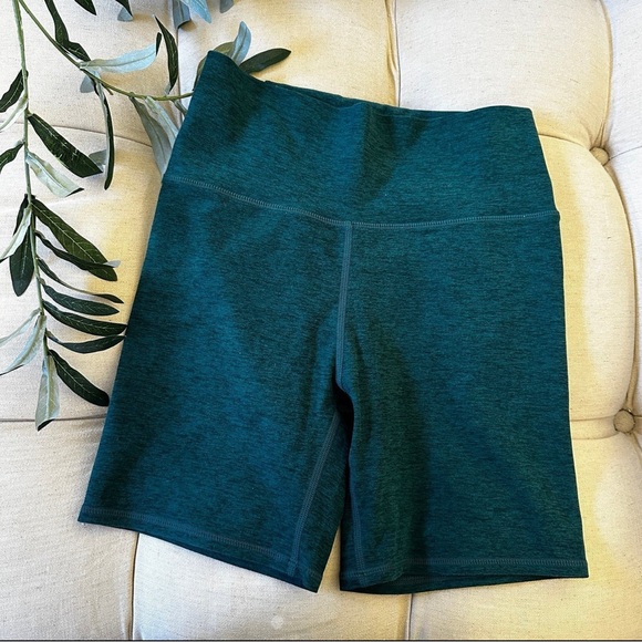 Vuori Pants - Vuori Studio Pocket Short in Jade Heather size Small
